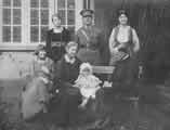 Thumbnail photograph of the family - click to enlarge